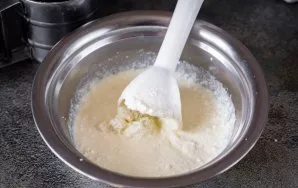 Naudodami blenderį, sutrinkite šiuos ingredientus iki vientisos masės.