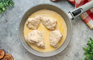 Uždenkite keptuvę dangčiu, sumažinkite ugnį ir troškinkite šlauneles 25-30 minučių, kol iškeps.