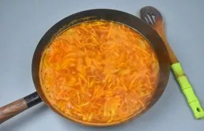 Į troškintas daržoves įdėkite pomidorų pastos, džiovintų žolelių (čiobrelių, bazilikų, raudonėlių), lauro lapų, druskos ir cukraus, kad s...