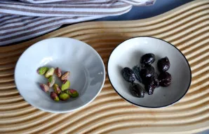 Nulupkite pistacijas ir išimkite kauliukus iš alyvuogių.