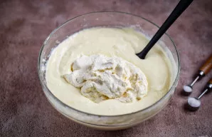 Tada pridėkite grietinėje išbrinkusias manų kruopas.