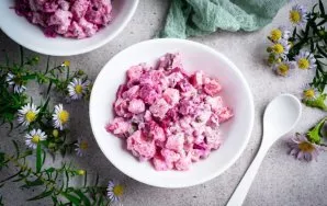 Belieka tik išdėlioti paruoštas salotas porcijomis ir patiekti.