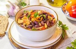 Troškinys su vištiena, raudonosiomis pupelėmis ir saldžiąja paprika paruoštas! Skanaus!