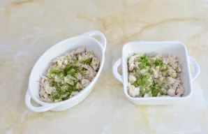 Sudėkite supjaustytą vištieną.