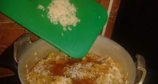 Galiausiai sudėkite smulkintą česnaką ir actą. Dar kartą išmaišykite.