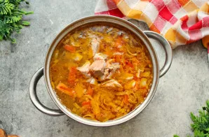 Iš žuvies pašalinkite kaulus, supjaustykite gabalais ir sudėkite į ščius. Pomidorą supjaustykite kubeliais ir sudėkite į sriubą.