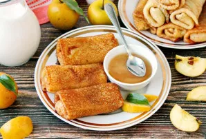 Blyneliai su karamelizuotų obuolių įdaru