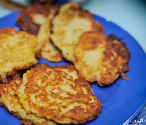 Bulviniai blynai su grybų padažu