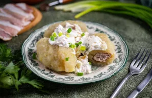 Cepelinai su spirgučių padažu