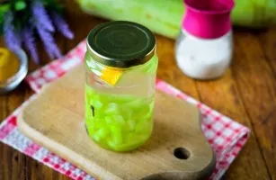 Cukinijų kompotas kaip ananasai