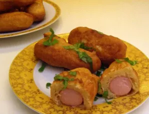 Dešrelės tešloje keptuvėje