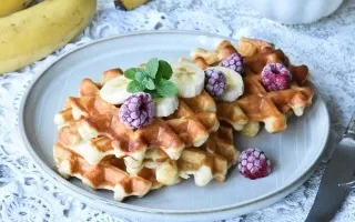 Dietiniai vafliai su varške ir bananais