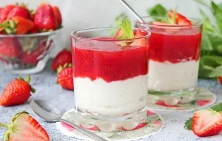 Dietinis desertas, pagamintas iš braškių