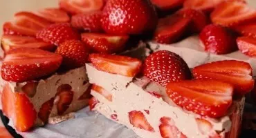 Dietinis varškės pyragas su braškėmis