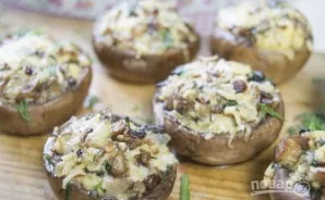 Įdaryti pievagrybiai su sūriu ir žolelėmis