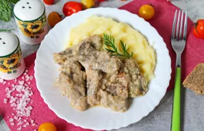 Jautienos kepenėlės, troškintos grietinėje