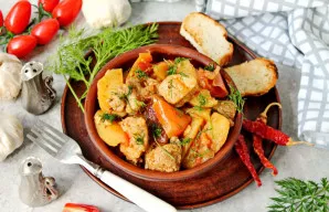 Kaimiško stiliaus mėsa su bulvėmis