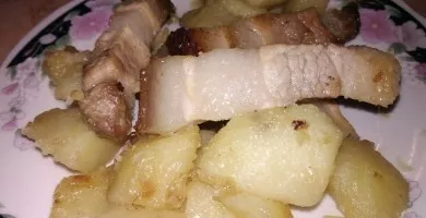 Keptos bulvės su lašinukais
