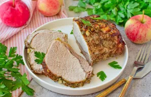 Kiauliena su obuoliais orkaitėje