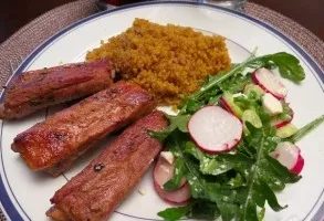 Kiaulienos šonkauliukai kefyro marinate