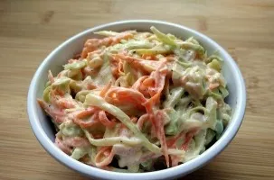 Kopūstų ir morkų salotos su varške