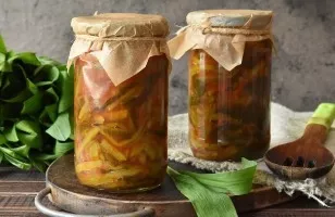 Laukiniai česnakai pomidorų padaže žiemai