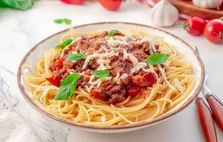 Makaronai Bolognese su sūriu