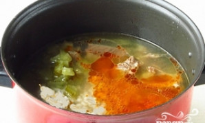 Marinuotų agurkų sriuba su pupelėmis