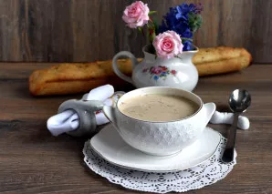 Nuostabi, kreminė grybų sriuba