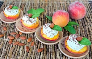 Persikai, įdaryti varške ir migdolais