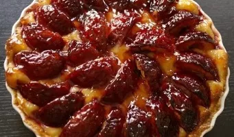 Pyragas su kremu ir slyvomis