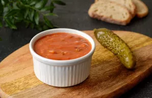 Raudonasis padažas su svogūnais ir agurkais