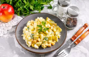 Salotos su obuoliais, sūriu ir kiaušiniais