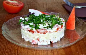 Sluoksniuotos salotos su pomidorais ir krabų lazdelėmis