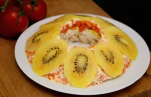 Sluoksniuotos salotos su vištiena ir kiviais