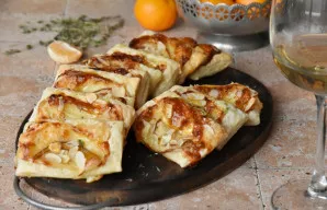 Sluoksniuotos tešlos pyragėliai su kamamberu ir kriauše