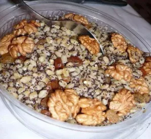 Sočivas su razinomis ir riešutais