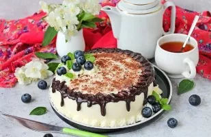 Šokoladinis tortas su avietėmis ir mėlynėmis