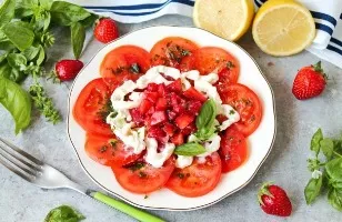 Stracciatella su braškėmis ir pomidorais