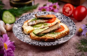 Sumuštiniai su šprotais ir česnaku