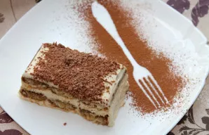 Tiramisu, pagamintas iš paruoštų biskvito sluoksnių