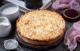 Trapus pyragas su varške ir braškių uogiene