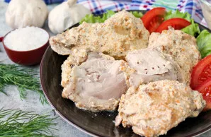 Troškintos vištienos šlaunelės keptuvėje