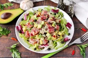 Tuno ceviche su avokadu