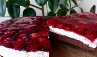 Varškės pyragas su vyšnių žele