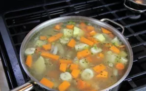 Vištienos kojų sriuba