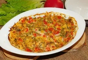 Žuvis grietinės padaže su daržovėmis ir parmezanu